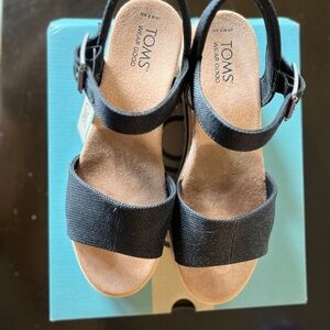 NWT, never worn. TOMS women’s Diana flat form wedge sandal in black. Size 7.5W.